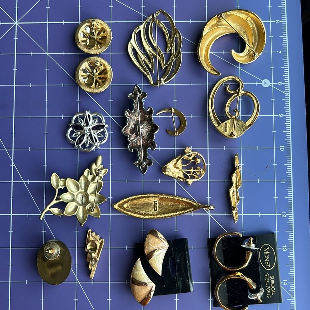 Monet collection of brooches & earrings new & old EUC  and travel pouch included - Picture 11 of 14